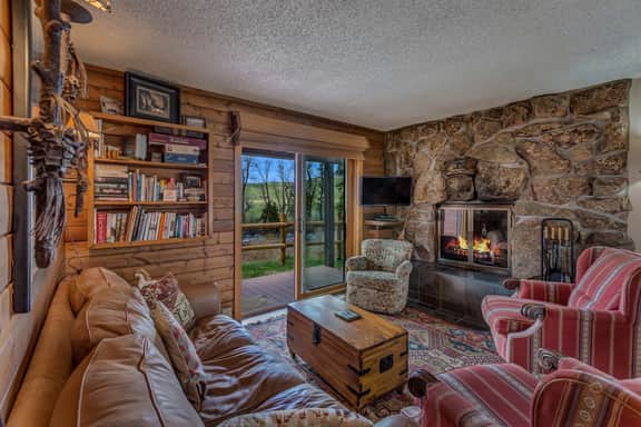 Fireside - Quaint cabin near hiking and fishing - Image 5
