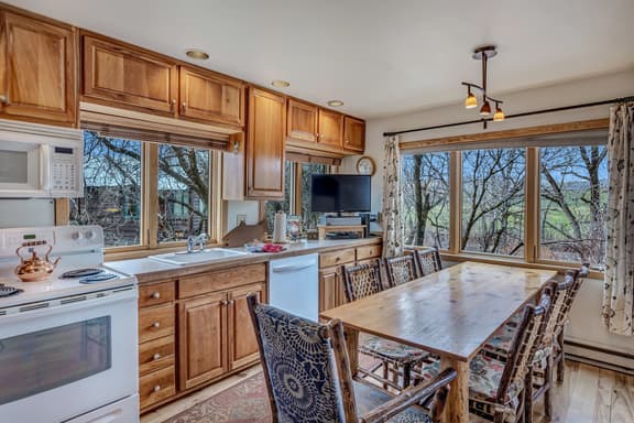 Smokey - Gorgeous cabin right on the Elk River - Image 1